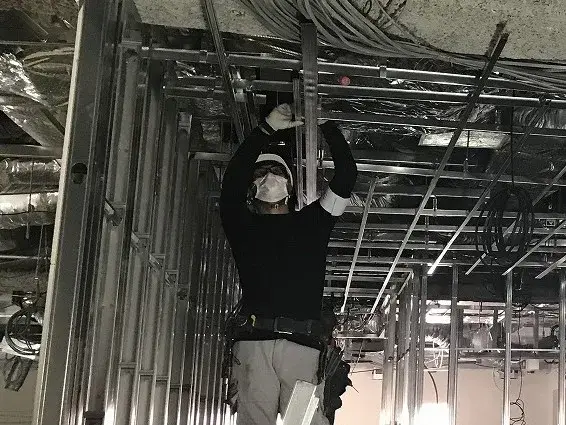 商業施設の内装工事中心の施工管理業務